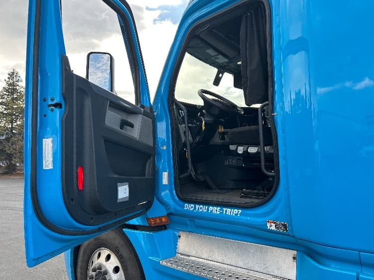 2022 Freightliner Cascadia in West Sacramento, CA — photo 9