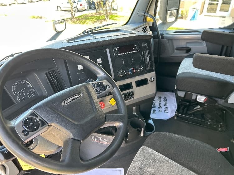 2022 Freightliner Cascadia in La Porte, IN — photo 10