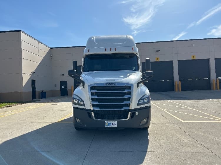 2022 Freightliner Cascadia in La Porte, IN — photo 2