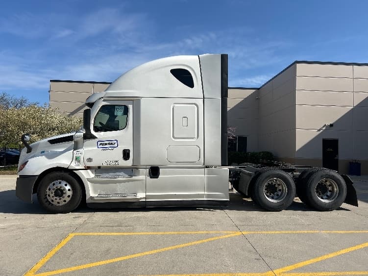 2022 Freightliner Cascadia in La Porte, IN — photo 4