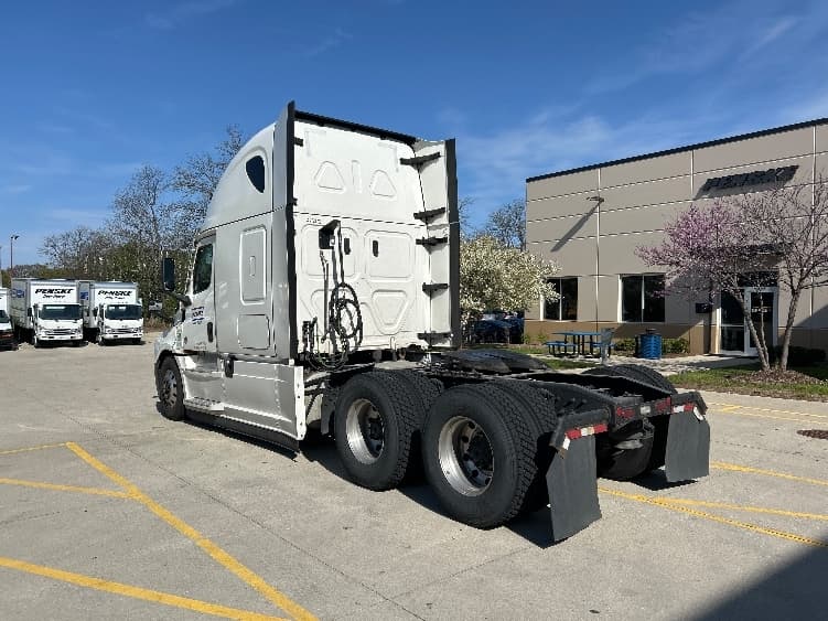 2022 Freightliner Cascadia in La Porte, IN — photo 5