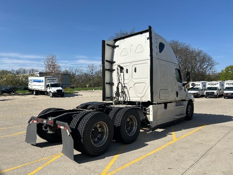 2022 Freightliner Cascadia in La Porte, IN — photo 7
