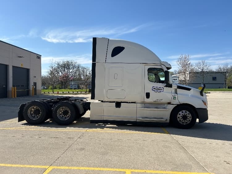 2022 Freightliner Cascadia in La Porte, IN — photo 8