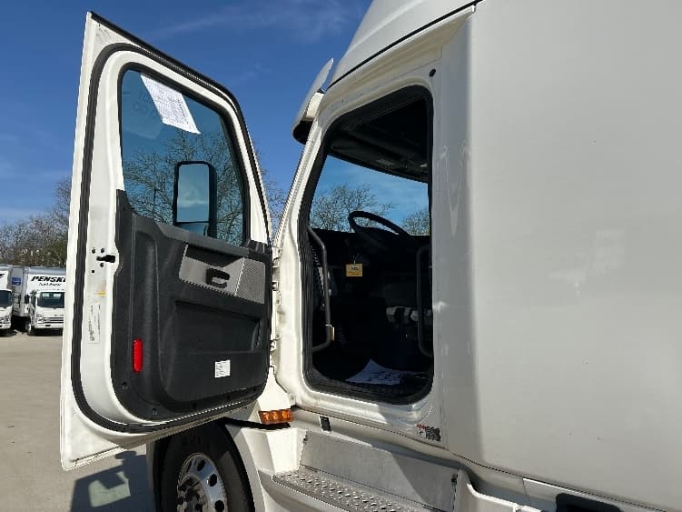 2022 Freightliner Cascadia in La Porte, IN — photo 9