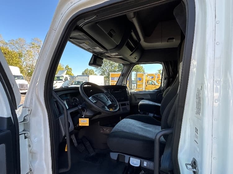 2022 Freightliner Cascadia in Dayton, OH — photo 10