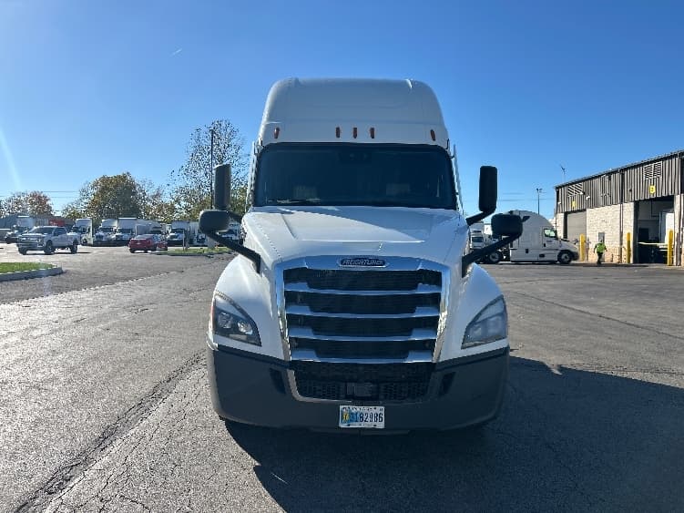 2022 Freightliner Cascadia in Dayton, OH — photo 2