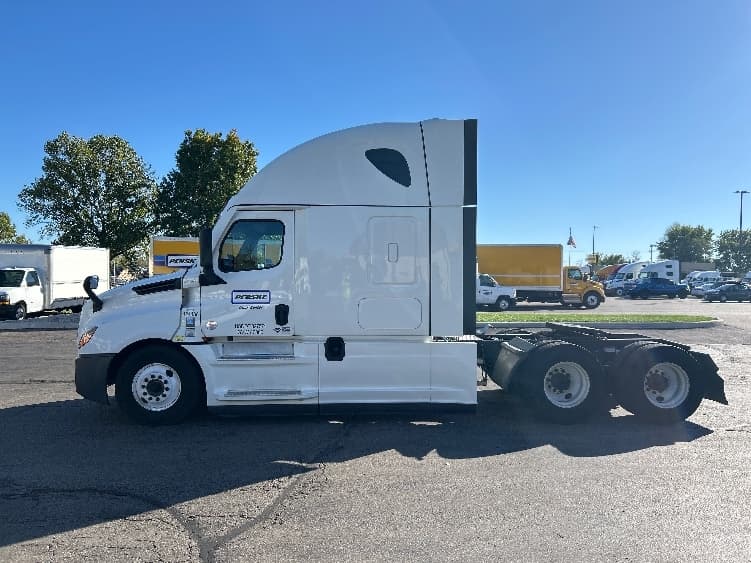 2022 Freightliner Cascadia in Dayton, OH — photo 4