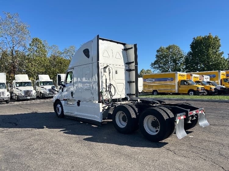 2022 Freightliner Cascadia in Dayton, OH — photo 5