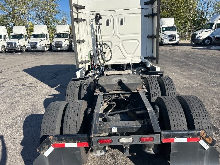 2022 Freightliner Cascadia in Dayton, OH — photo 6