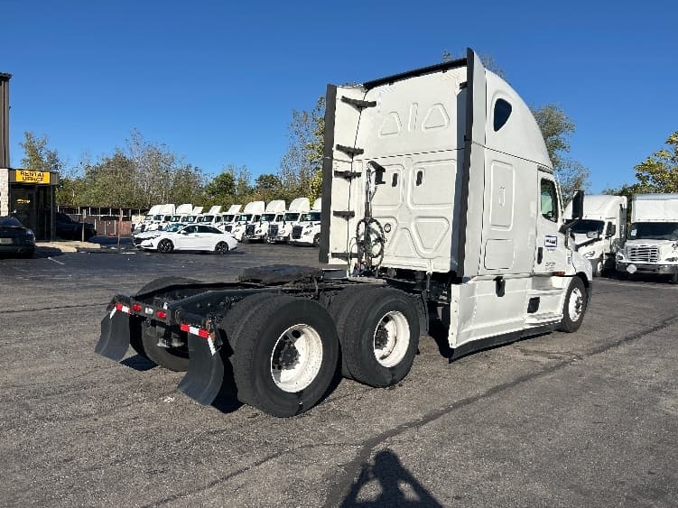 2022 Freightliner Cascadia in Dayton, OH — photo 7