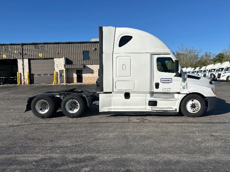 2022 Freightliner Cascadia in Dayton, OH — photo 8