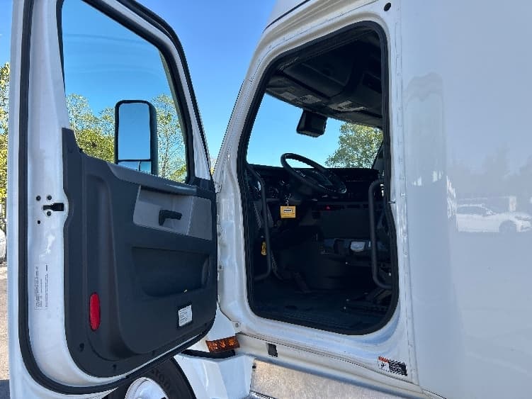 2022 Freightliner Cascadia in Dayton, OH — photo 9