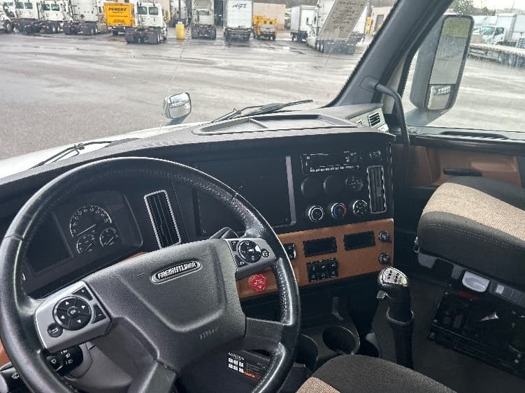 2022 Freightliner Cascadia in Akron, OH — photo 10