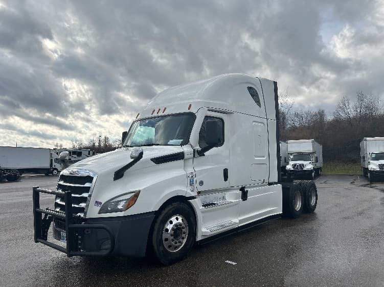 2022 Freightliner Cascadia in Akron, OH — photo 3