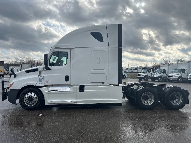 2022 Freightliner Cascadia in Akron, OH — photo 4