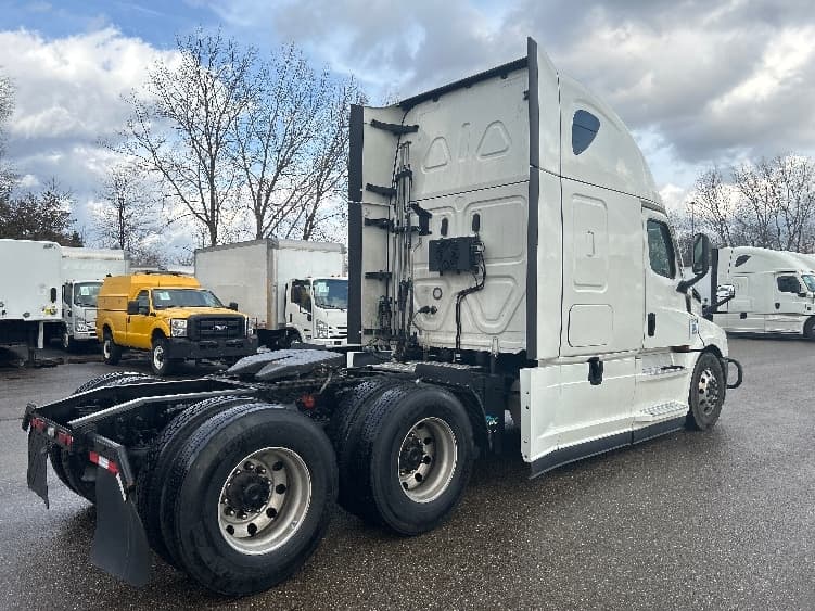 2022 Freightliner Cascadia in Akron, OH — photo 7