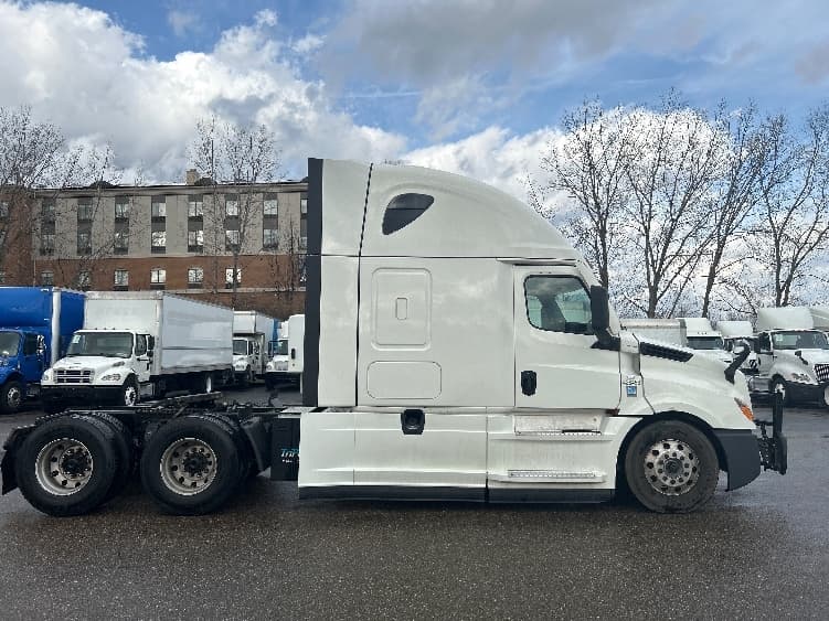 2022 Freightliner Cascadia in Akron, OH — photo 8