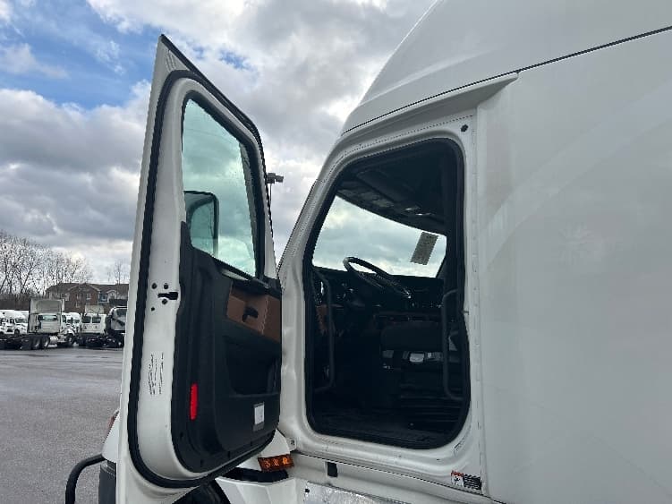 2022 Freightliner Cascadia in Akron, OH — photo 9