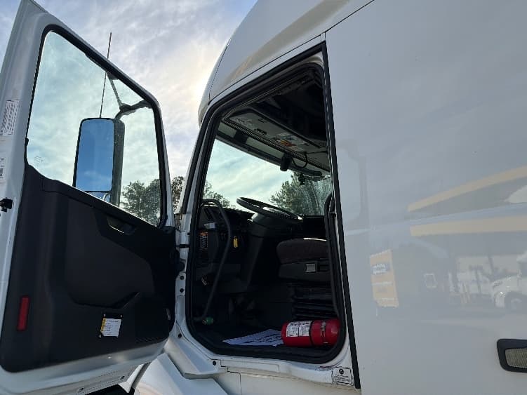 2022 Volvo VNL 760 in Atlanta, GA — photo 9