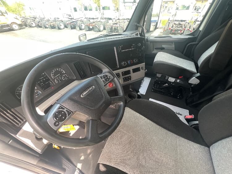 2022 Freightliner Cascadia in La Porte, IN — photo 10