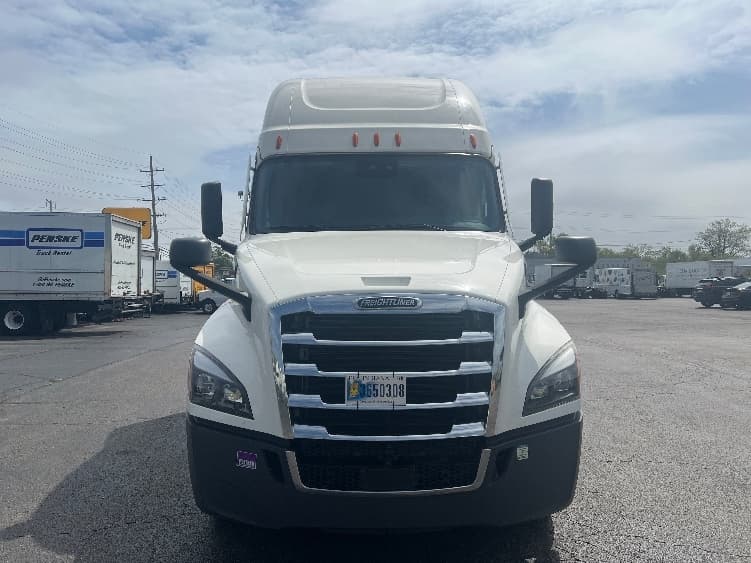 2022 Freightliner Cascadia in La Porte, IN — photo 2