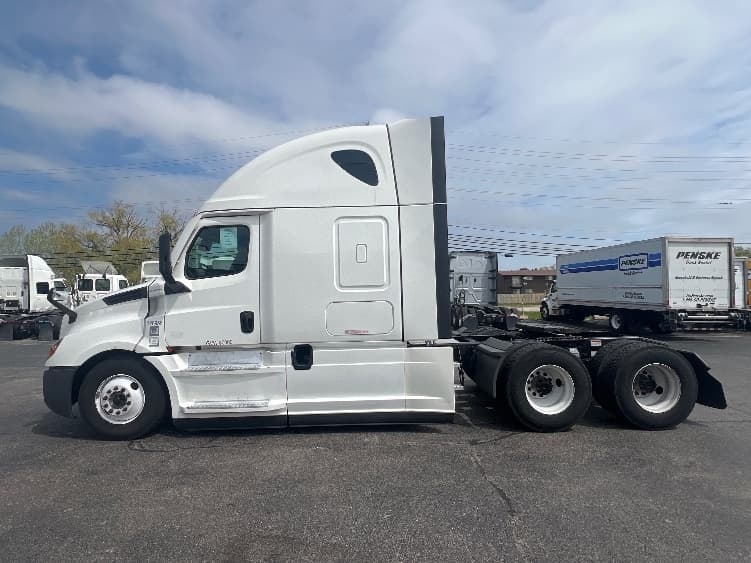 2022 Freightliner Cascadia in La Porte, IN — photo 4