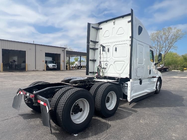 2022 Freightliner Cascadia in La Porte, IN — photo 7