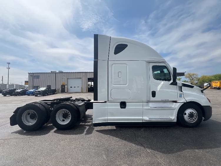 2022 Freightliner Cascadia in La Porte, IN — photo 8