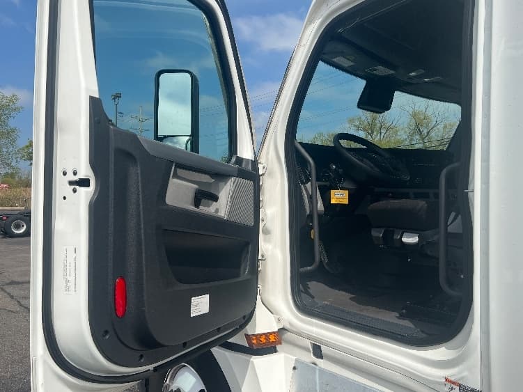 2022 Freightliner Cascadia in La Porte, IN — photo 9
