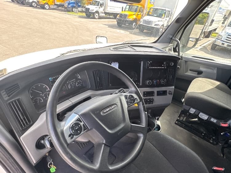 2022 Freightliner Cascadia in Fort Myers, FL — photo 10