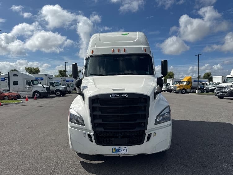2022 Freightliner Cascadia in Fort Myers, FL — photo 2