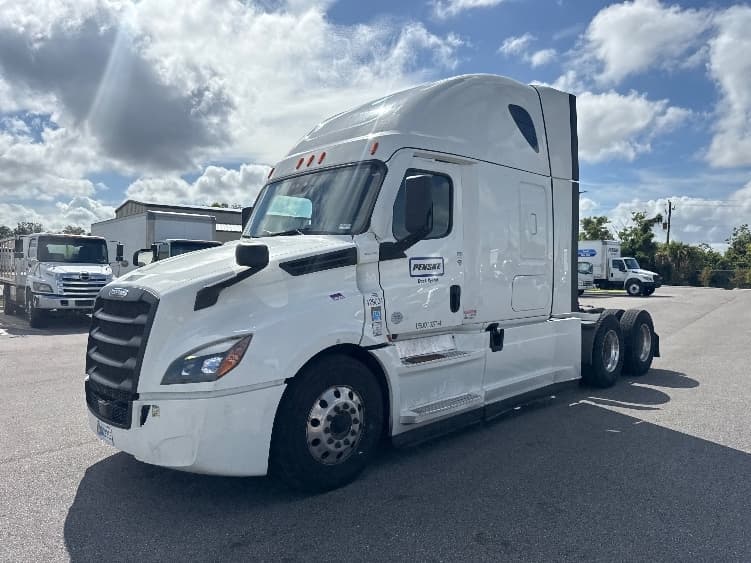 2022 Freightliner Cascadia in Fort Myers, FL — photo 3