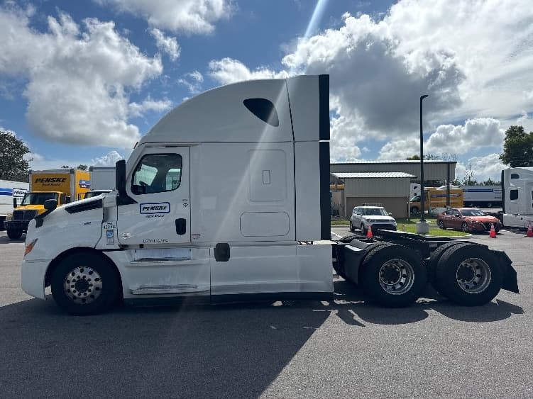 2022 Freightliner Cascadia in Fort Myers, FL — photo 4
