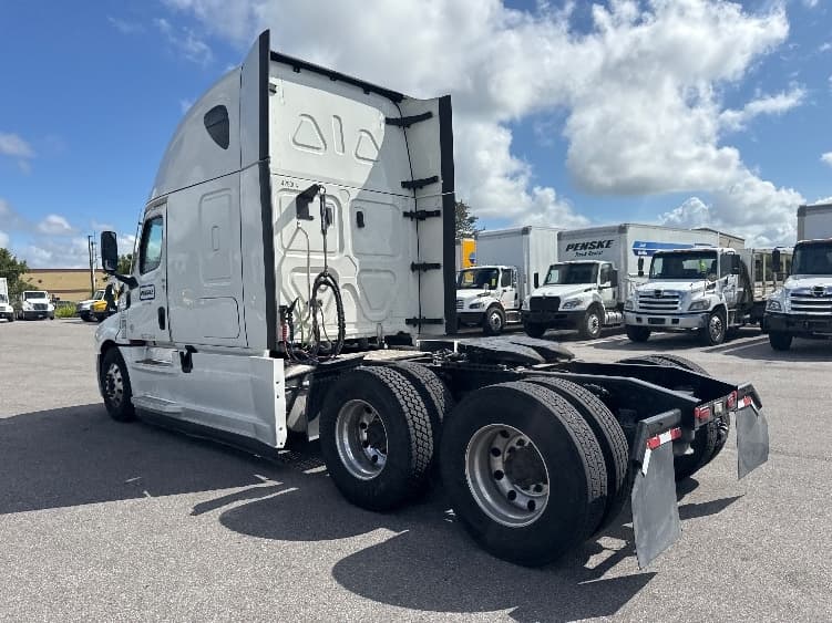2022 Freightliner Cascadia in Fort Myers, FL — photo 5