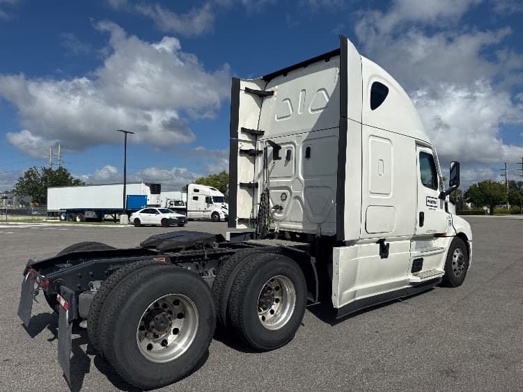 2022 Freightliner Cascadia in Fort Myers, FL — photo 7