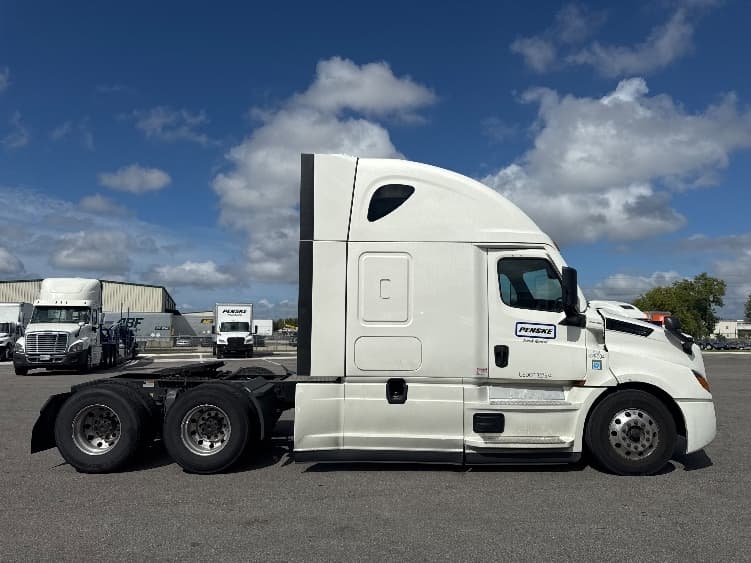 2022 Freightliner Cascadia in Fort Myers, FL — photo 8