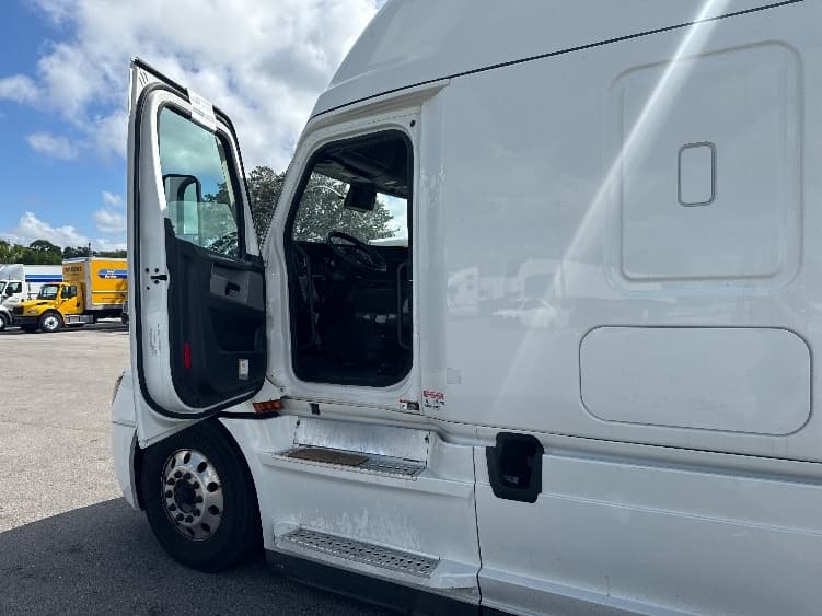 2022 Freightliner Cascadia in Fort Myers, FL — photo 9