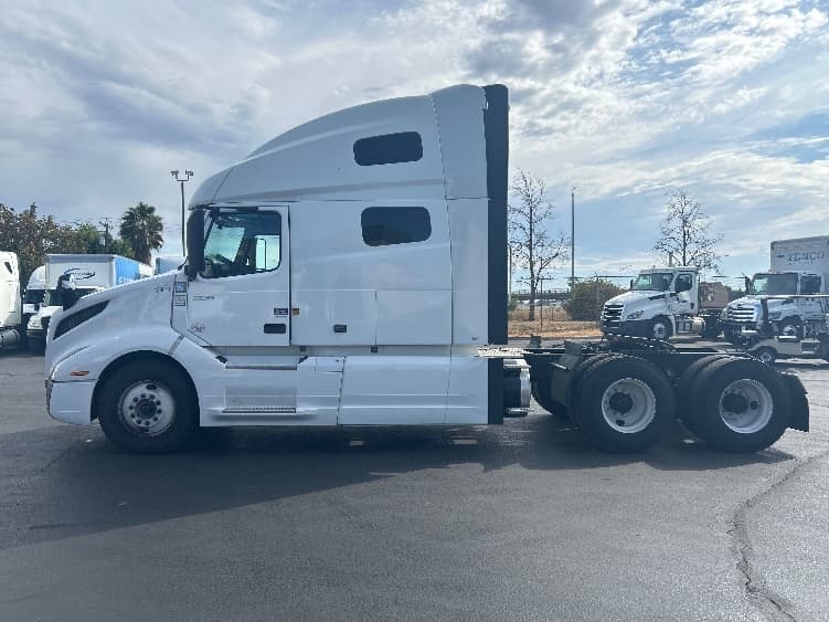2022 Volvo VNL 760 in Ceres, CA — photo 4