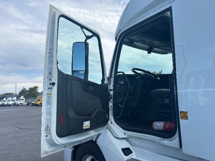 2022 Volvo VNL 760 in Ceres, CA — photo 9