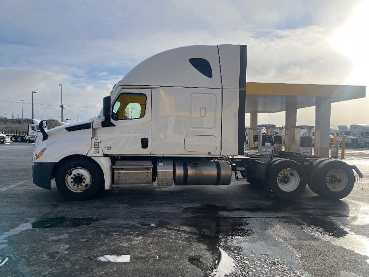 2022 Freightliner Cascadia in La Porte, IN — photo 4