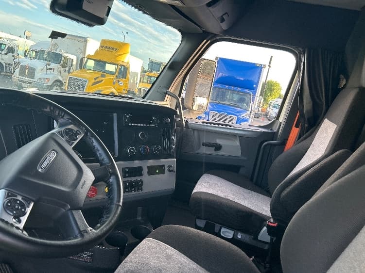 2022 Freightliner Cascadia in Ceres, CA — photo 10