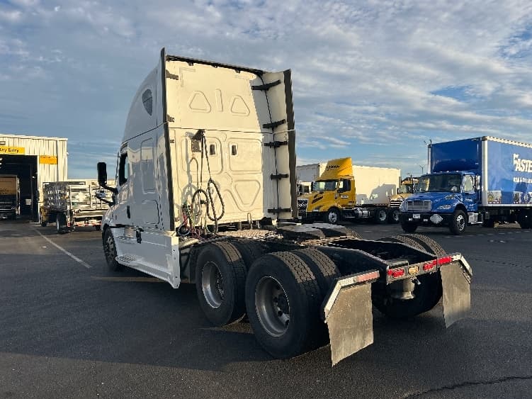 2022 Freightliner Cascadia in Ceres, CA — photo 5