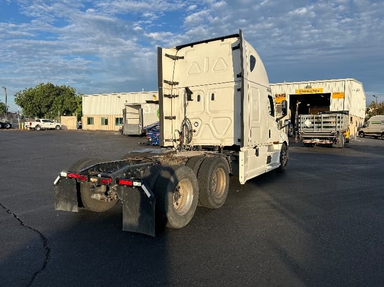 2022 Freightliner Cascadia in Ceres, CA — photo 7