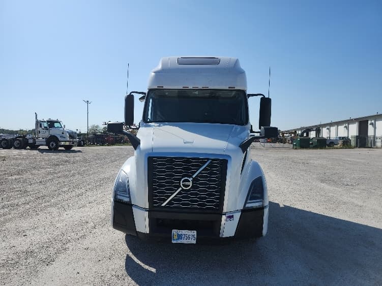 2022 Volvo VNL 760 in Sturtevant, WI — photo 2