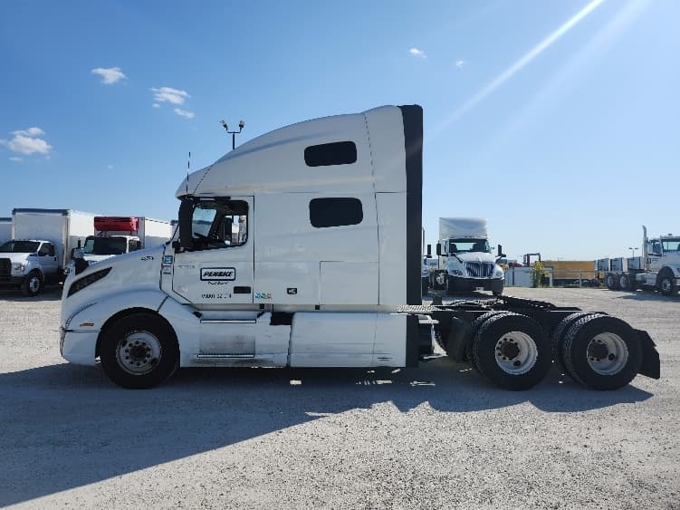 2022 Volvo VNL 760 in Sturtevant, WI — photo 4