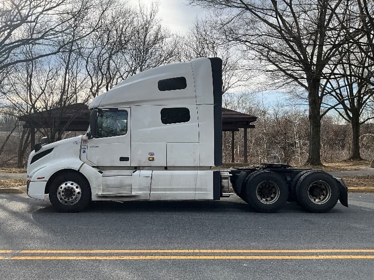 2022 Volvo VNL 760 in Reading, PA — photo 4