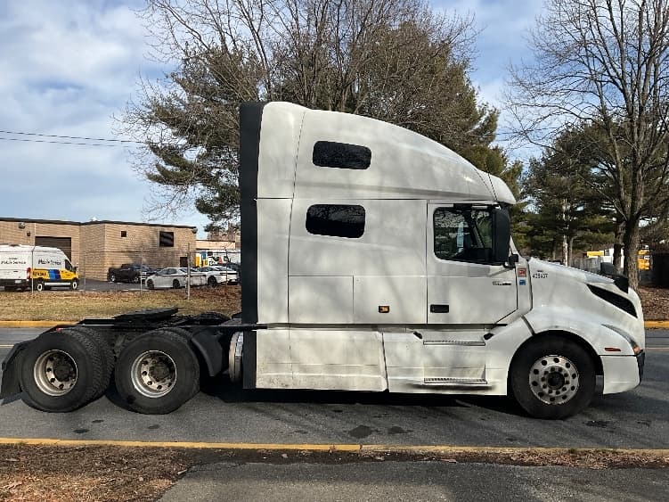 2022 Volvo VNL 760 in Reading, PA — photo 8