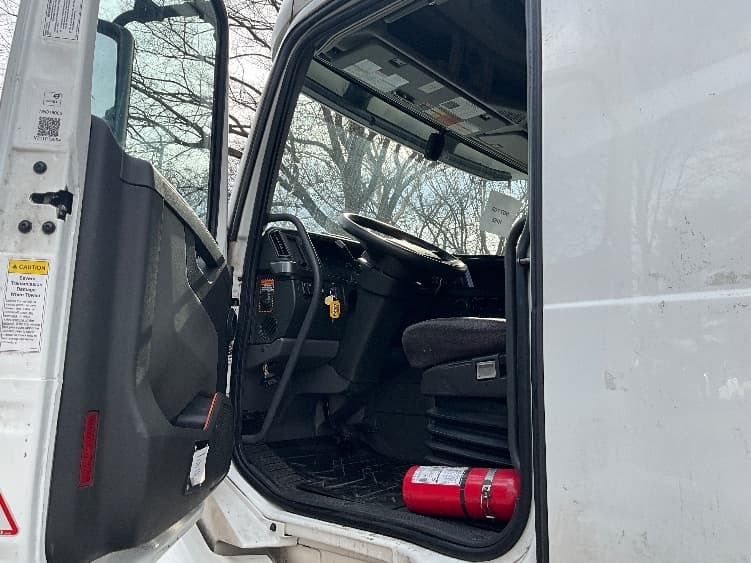 2022 Volvo VNL 760 in Reading, PA — photo 9