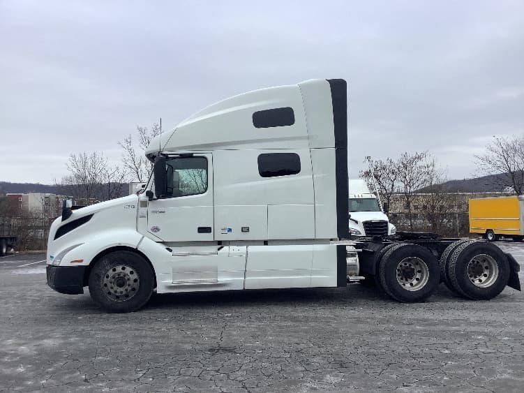 2022 Volvo VNL 760 in Reading, PA — photo 4