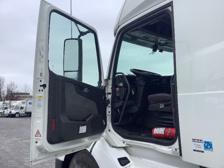 2022 Volvo VNL 760 in Reading, PA — photo 9